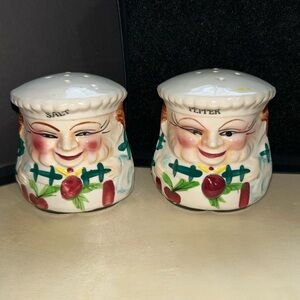 PAIR SALT SHAKER BY ROYAL SEALY JOLLY CHEF